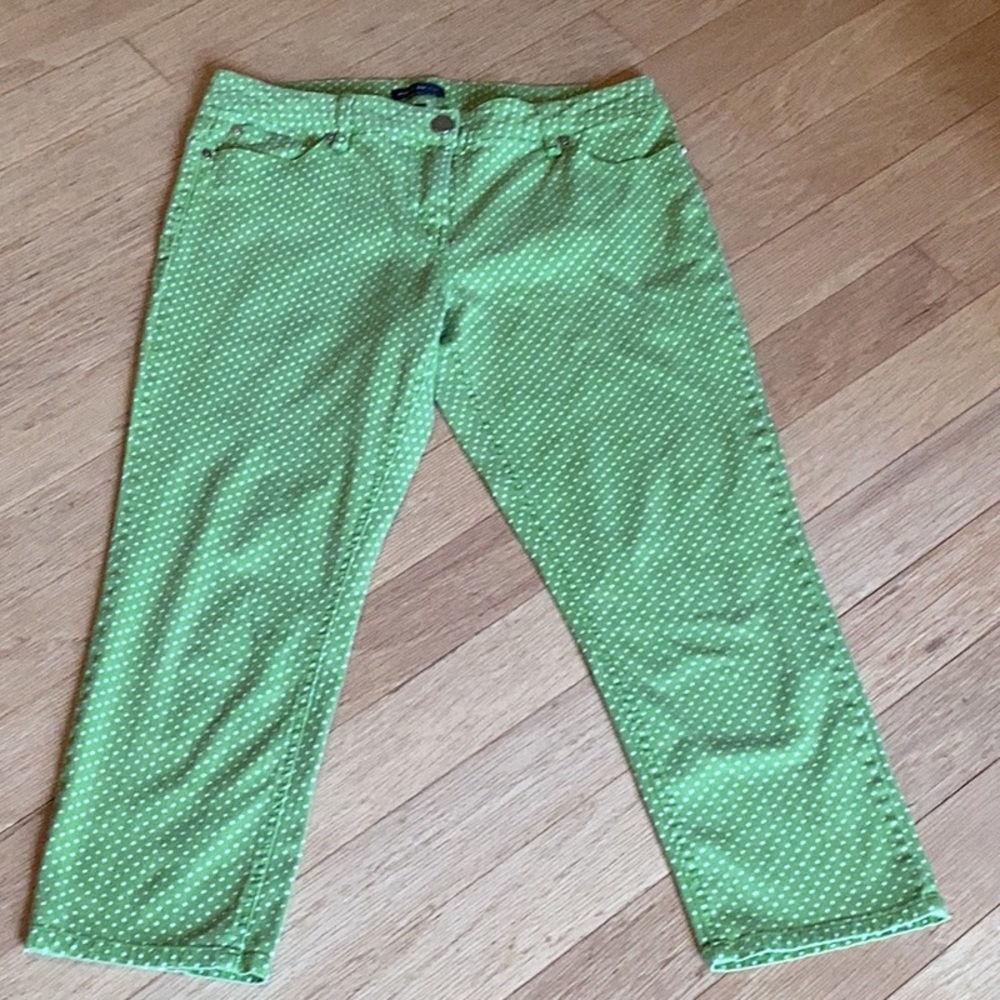 Willi Smith green with white polka dots 5 pocket denim capris. Size 10